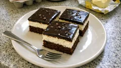 Míša řezy na plech: vláčný kakaový korpus, tvarohový krém a čokoládová poleva