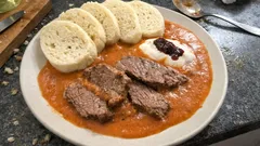 Rajská omáčka s vařeným hovězím: poctivý postup, který drží na knedlíku