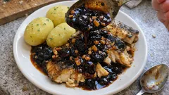 Kapr načerno krok za krokem: sladkokyselá omáčka z černého piva a perníku