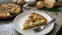 Bramborovo-cibulový koláč bez kynutí: křupavý korpus a krémová náplň