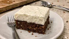 Pribináčkové řezy na plech: kakaový korpus s ořechy a jemný tvarohový krém