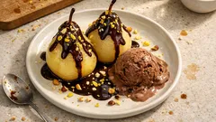 Pošírované hrušky v černém čaji s rumem – podávejte je s čokoládovou zmrzlinou