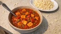 Pikantní guláš z uzeného tofu: rychlá večeře, která zasytí i bez masa