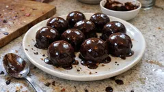 Punčové kuličky bez pečení: vláčné cukroví s rybízovou marmeládou