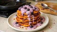 Mrkvové lívanečky s borůvkovou omáčkou – vláčné, voňavé a bez zbytečného cukru