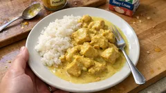 Rychlé kuře na kari s krémovou omáčkou z taveného sýra – hotové s rýží