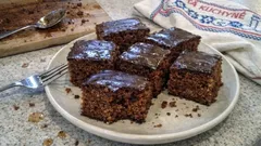 Rychlý žitno-špaldový perník na plech: vláčný díky medu a smetaně