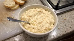 Domácí česneková pomazánka z eidamu: krémová a hotová za pár minut