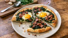 Špenátová pizza se slaninou a vejcem: sytá večeře z pár surovin