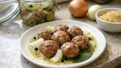 Božské koule v okurkovém nálevu: masové kuličky na chleba i k pivu