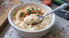 Sýrová pomazánka s česnekem: krémová klasika na chlebíčky i jednohubky