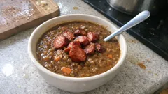 Čočková polévka s párkem: poctivá klasika s paprikou a česnekem