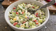 Pórkový salát s vejci a jogurtovou zálivkou: lehká večeře hotová za pár minut