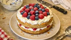 Malinový dort z mandlové mouky: lehký bez lepku a bez přidaného cukru