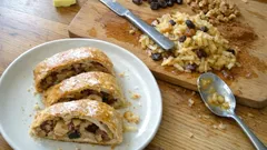 Jablečný štrúdl podle maminky: vláčné těsto s jogurtem a náplň, co neteče