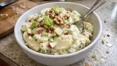 Bramborový salát s řapíkatým celerem a jablkem – svěží, křupavý a krémový