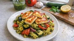 Těstovinový salát s pečenou zeleninou, pestem a halloumi – rychlý oběd i do krabičky