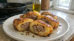 Bramborová roláda plněná mletým masem: křupavé plátky ze pánve, co zasytí