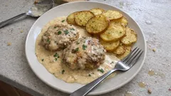 Kotlety na smetaně s bramborami z jednoho pekáče – krémové a bez zbytečné práce