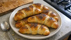 Domácí loupáky s mákem: vláčné kynuté rohlíčky, které krásně voní po másle