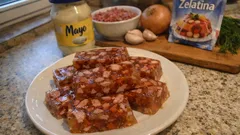 Uherské řezy z pikantního salámu: studený „dort“ bez pečení, co krásně drží tvar