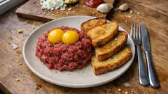 Hovězí tatarák ze svíčkové: výrazný, ale čistý, s křupavými česnekovými topinkami