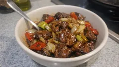 Marinovaná kuřecí játra na pánvi se zeleninou – šťavnatá omáčka se sójovkou a medem