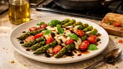 Chřestové Caprese z jednoho plechu: mozzarella, rajčátka a balzamiková redukce