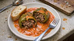 Plněné papriky v rajčatové omáčce se zakysanou smetanou – vláčné a po domácku