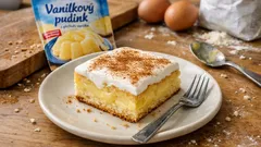 Vláčná buchta s pudinkem a zakysanou smetanou – jednoduchá klasika na plech