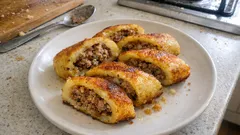 Bramborová roláda s mletým masem: křupavé plátky z pánve, které zasytí