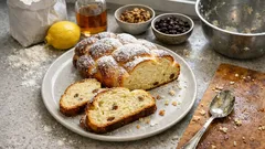 Nadýchaná domácí vánočka se žloutky a rumem: postup, který se dobře plete i krájí