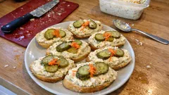 Celerová pomazánka na chlebíčky: krémová, výrazná a hotová za chvíli