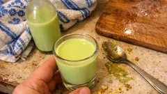 Grinchův elixír: domácí krémový pistáciový likér s rumem, který krásně zhoustne
