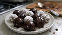 Nepečené vánoční kuličky s rumem: vláčné, rychlé a bez trouby