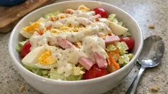 Zeleninový salát s vejci, šunkou a sýrem: sytý a svěží, hotový za chvíli