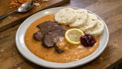 Poctivá svíčková na smetaně: karamelizovaná zelenina a maso, co se rozpadá