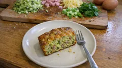 Cukeťák z trouby se šunkou a sýrem: nadýchaný slaný koláč na rychlou večeři