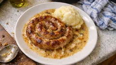 Vinná klobása na smetaně: upečte ji do zlatova a zůstane krásně šťavnatá