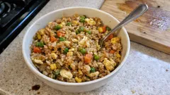 Smažená rýže se zeleninou a vejci: rychlá večeře ze zbylé rýže