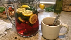 Detox drink z brusinkové šťávy, citronu a kopřivového čaje: hotový za 10 minut