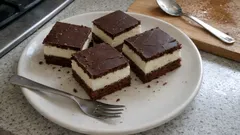 Míša řezy na plech: vláčný kakaový korpus, tvarohový krém a křupavá čokoláda