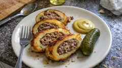 Bramborová roláda s mletým masem: křupavé plátky z pánve a měkký střed