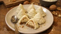 Ořechové stromečky bez pečení: zbytky lineckého proměníte v krásné vánoční cukroví