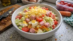 Sytý zeleninový salát s vejci, šunkou a sýrem – s lehkým jogurtovým dresinkem