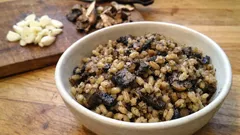 Štědrovečerní kuba po východočesku: voňavé kroupy s houbami zapečené v troubě