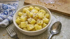 Vařené brambory, které drží tvar: jednoduchý postup se solí a kmínem