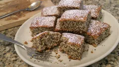 Hrnkový makovec na plech: vláčný moučník bez vážení a hotový za chvíli