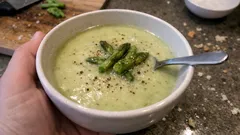 Krémová chřestová polévka se smetanou – jemná jarní klasika hotová za chvíli