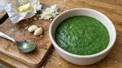 Krémový dušený špenát bez hrudek: jednoduchý postup s jíškou a smetanou